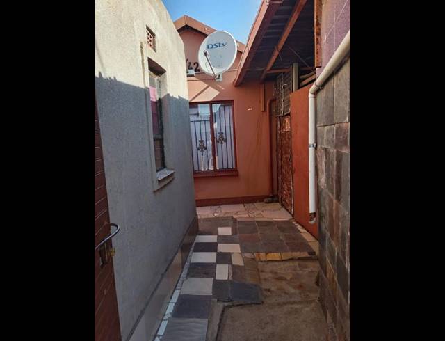 7 BEDROOM HOUSE FOR SALE IN PROTEA NORTH
